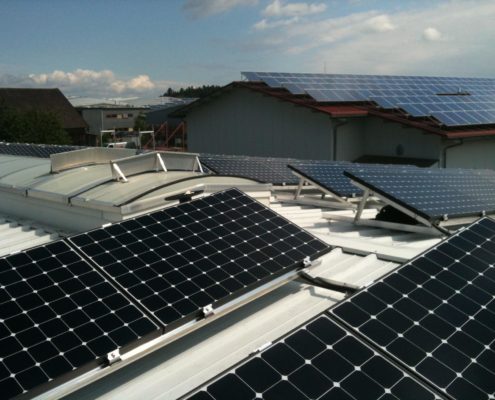 Photovoltaik Solaranlage – Flachdachanlage auf Industriebau mit Trapezblech erzeugt Solarstrom