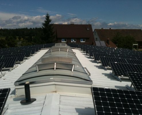 Photovoltaik Solaranlage – Flachdachanlage auf Industriebau mit Trapezblech erzeugt Solarstrom