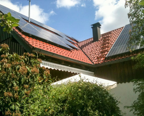 Photovoltaik Solaranlage mit Batteriespeicher – Privathaus in Peterzell erzeugt Solarstrom für den Eigenverbrauch